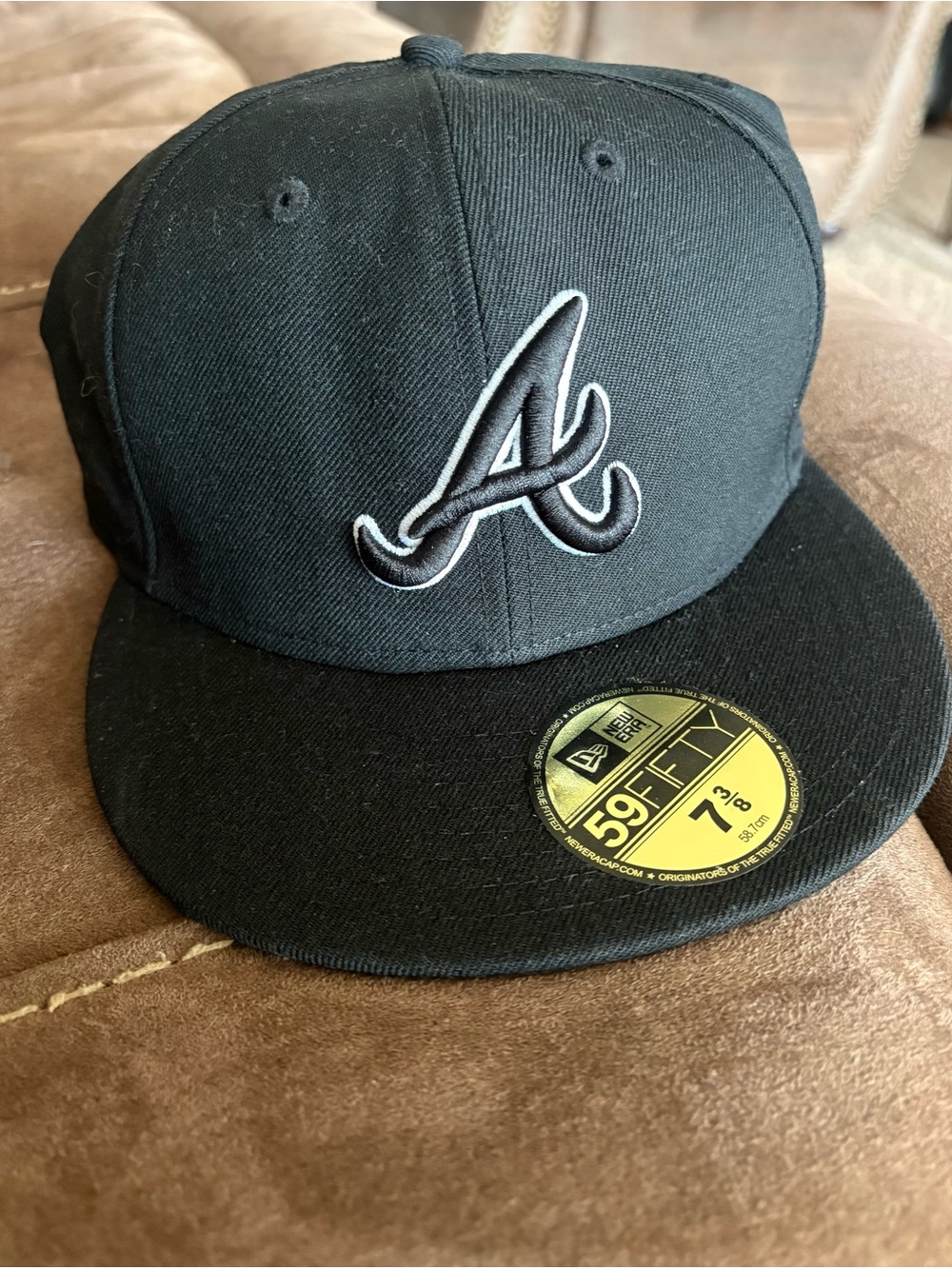 New Era 59FIFTY Black Atlanta Braves A’s Fitted Cap Size 7 3/8 - Black w/ White